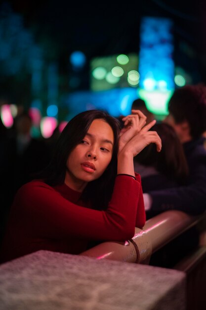 Estilo de vida de la noche en la ciudad con mujer joven.