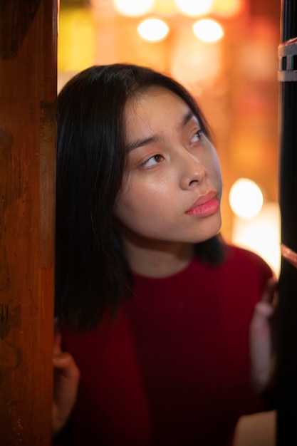 Foto gratuita estilo de vida de la noche en la ciudad con mujer joven.