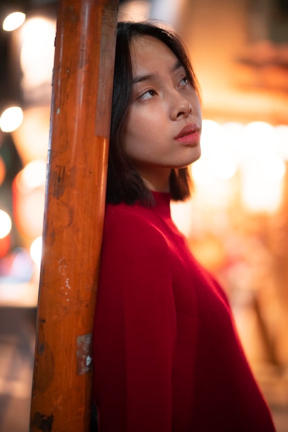 Foto gratuita estilo de vida de la noche en la ciudad con mujer joven.