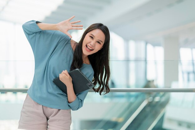 Estilo de vida nómada digital mujer asiática mujer mano usando tableta trabajando blanco quedarse afuera con luz natural mujer joven asiática sonriendo alegre libertad sonrisa positiva pie mano sostener tableta