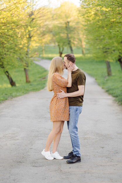 Estilo de vida, pareja feliz jugando en un día soleado en el parque