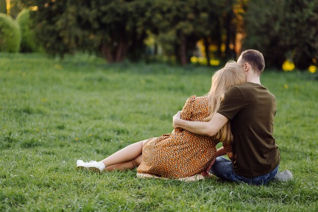 Estilo de vida, pareja feliz jugando en un día soleado en el parque