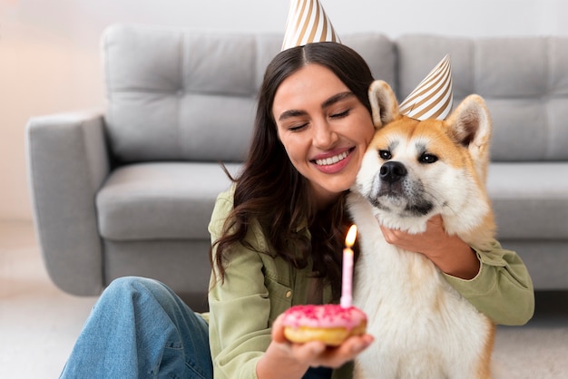 Foto gratuita estilo de vida de la persona que crea contenido con su mascota