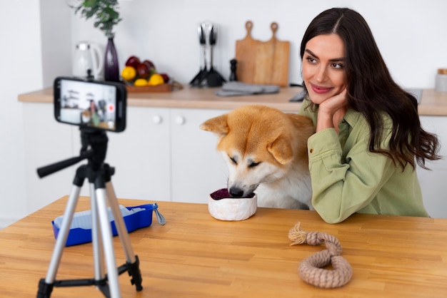 Foto gratuita estilo de vida de la persona que crea contenido con su mascota