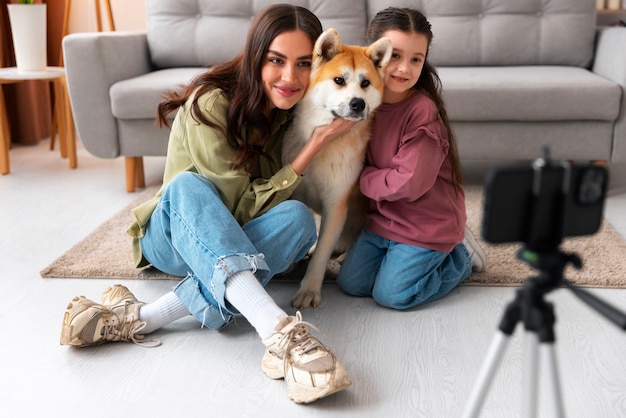 Foto gratuita estilo de vida de la persona que crea contenido con su mascota