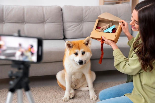 Foto gratuita estilo de vida de la persona que crea contenido con su mascota