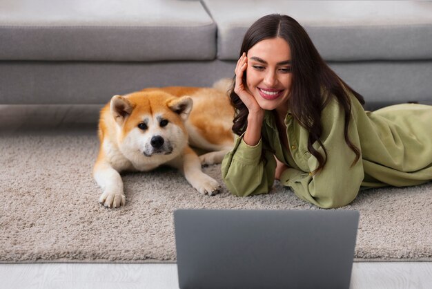 Estilo de vida de la persona que crea contenido con su mascota