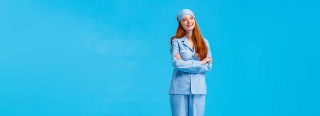 Foto gratuita estilo de vida personas concepto feliz guapo glamour pelirroja mujer europea en ropa de dormir y dormir ma