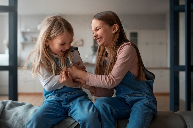 Foto gratuita estilo de vida de las personas haciéndose cosquillas