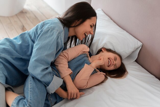 Estilo de vida de las personas haciéndose cosquillas