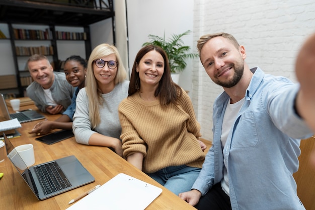 Foto gratuita estilo de vida de las personas en la oficina.