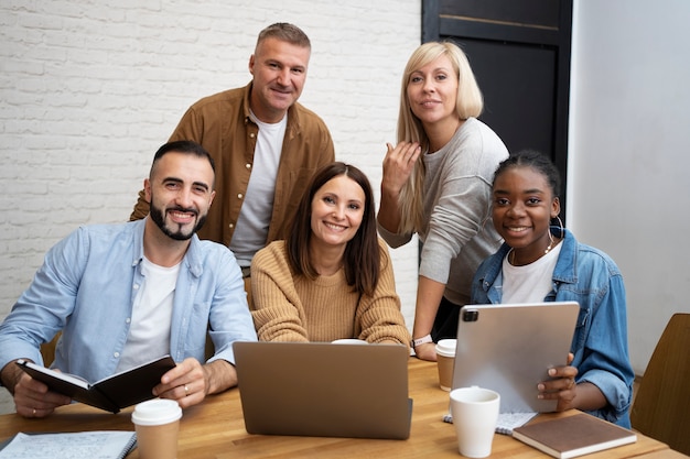 Foto gratuita estilo de vida de las personas en la oficina.