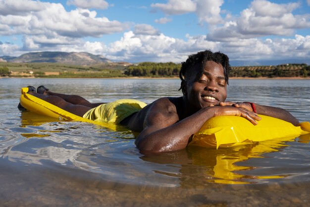 Estilo de vida de las personas que nadan en el lago