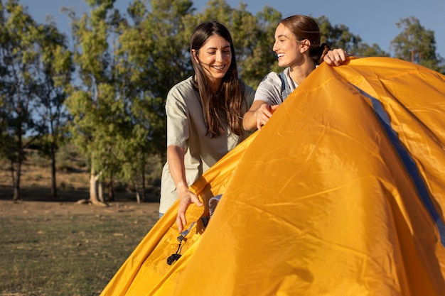 Foto gratuita estilo de vida de las personas que viven en camping.