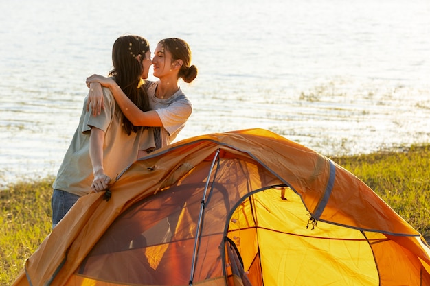 Foto gratuita estilo de vida de las personas que viven en camping.