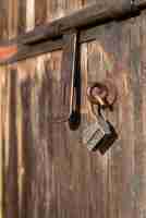 Foto gratuita estilo de vida rural con puerta antigua y cerradura.