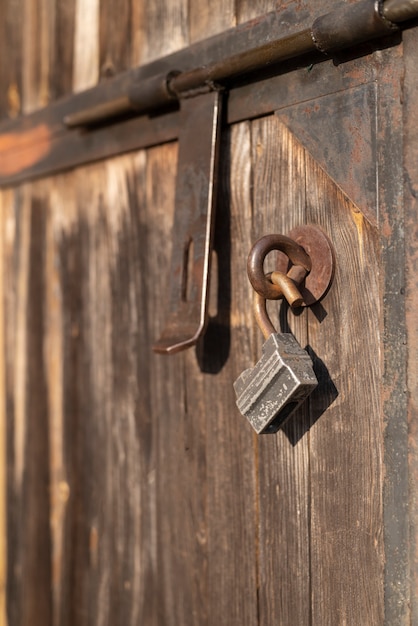 Estilo de vida rural con puerta antigua y cerradura.