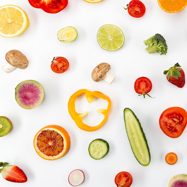 Estilo de vida saludable de verduras y rodajas de frutas.