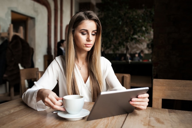 Estilo de vida tienda de informática mujer joven