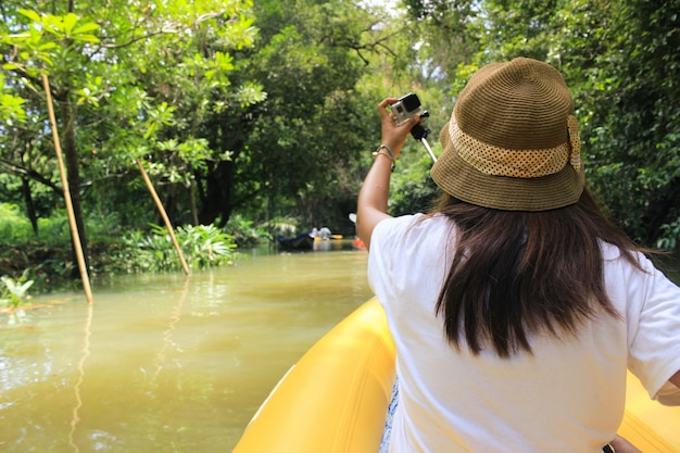 Foto gratuita estilo de vida tropical kayak ejercicio luz del día