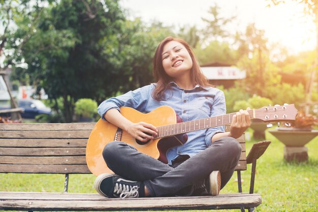 estilos de vida al aire libre de la guitarra chica guitarra