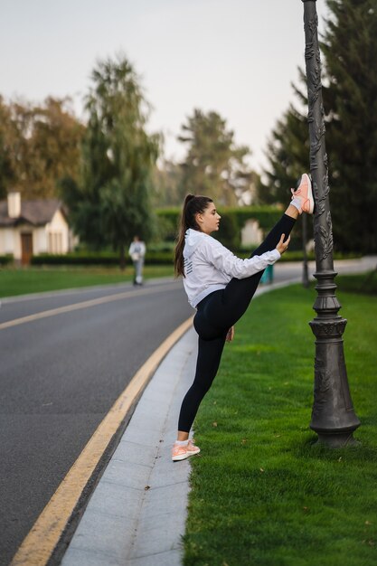 Estiramiento flexible de gimnasta