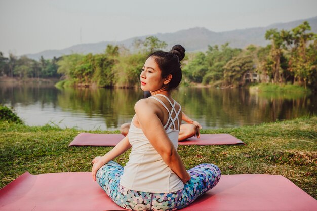 Estirando la espalda y meditando