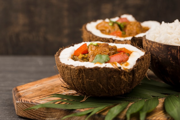 Estofado y arroz en platos de coco