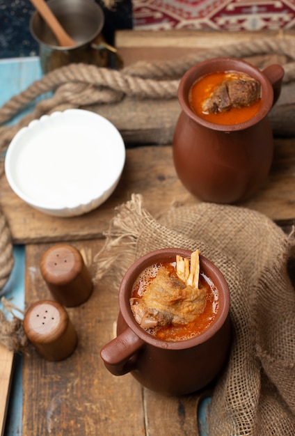 Estofado de carne azerbaiyana piti con yogur.