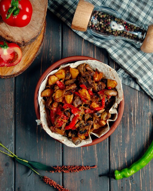 estofado de carne con papas fritas, champiñones y pimienta