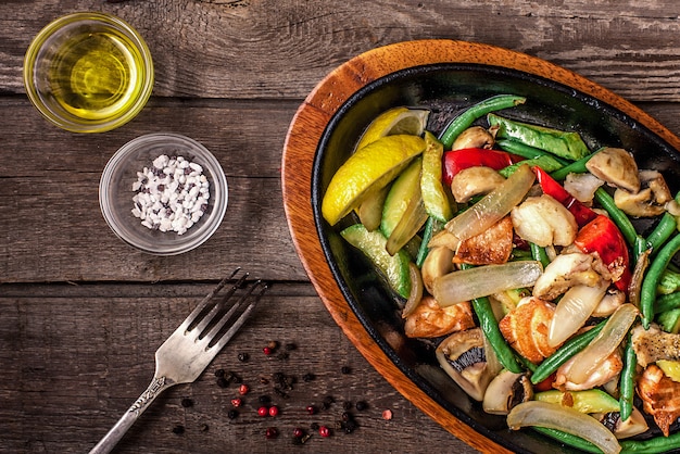 Foto gratuita estofado de pollo con verduras y champiñones