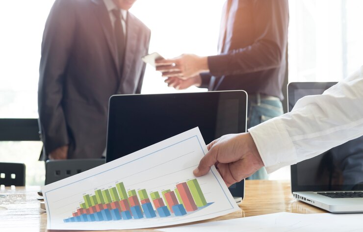 Foto gratuito estrategia mercado tableta datos informe digital