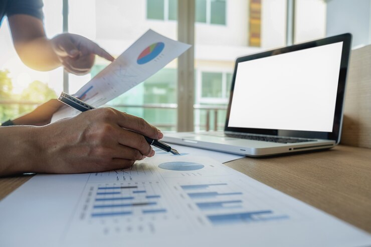 Foto gratuito estrategia trabajo economía éxito gesto dedo