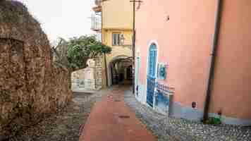 Foto gratuita estrecha calle medieval en sanremo italia