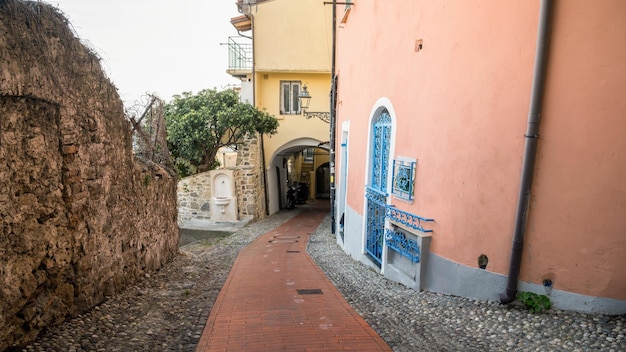 Estrecha calle medieval en Sanremo Italia