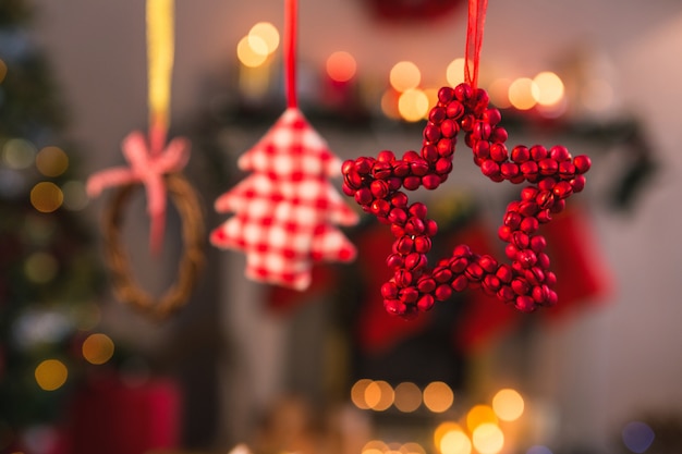 Foto gratuita estrella y árbol de navidad colgando de una cuerda