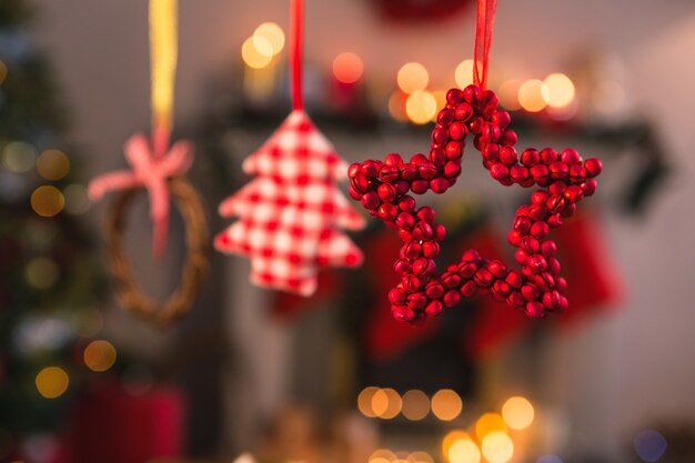 Estrella y árbol de navidad colgando de una cuerda