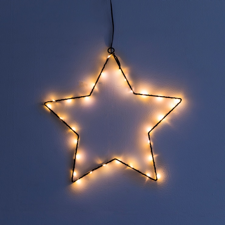 Foto gratuito estrella hecha de guirnalda en pared