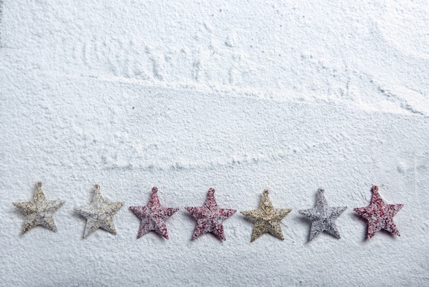 Foto gratuita estrella de navidad colorida en la nieve. decoración navideña