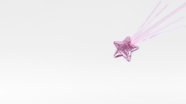 Estrella violeta con palo sobre fondo blanco copia espacio