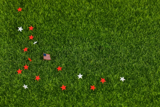 Foto gratuita estrellas y bandera en la hierba