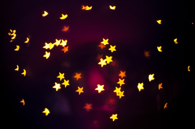 Estrellas brillantes sobre fondo oscuro