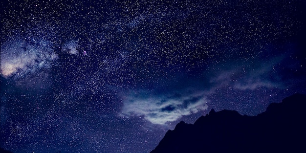 Foto gratuita estrellas cielo oscuro hermoso impresionante