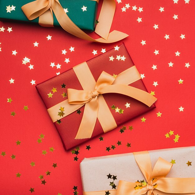 Estrellas doradas en regalos para navidad