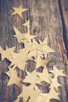 Foto gratuita estrellas doradas sobre piso de madera