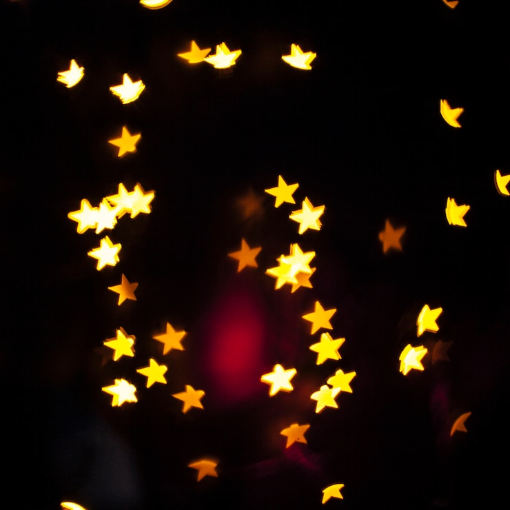 Foto gratuito estrellas y flash rojo