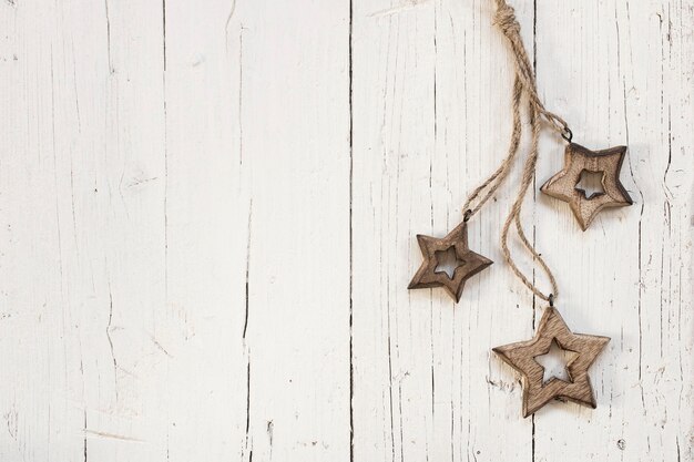 Estrellas de madera para árbol de Navidad sobre fondo blanco de madera