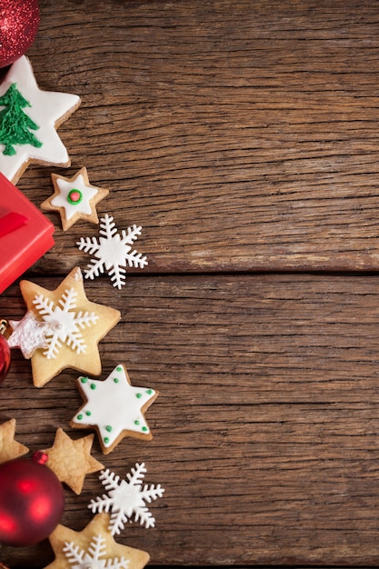 Estrellas de navidad sobre una mesa de madera