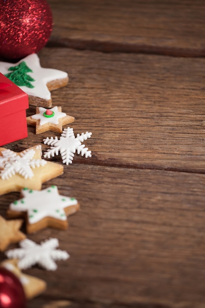 Foto gratuita estrellas de navidad sobre una mesa de madera