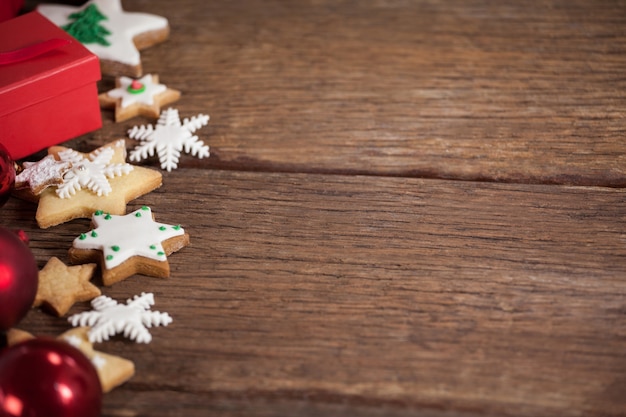 Estrellas de navidad sobre una mesa de madera